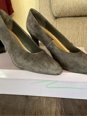 Women’s Grey Suede Pointed-Toe Mid Heel Pumps
